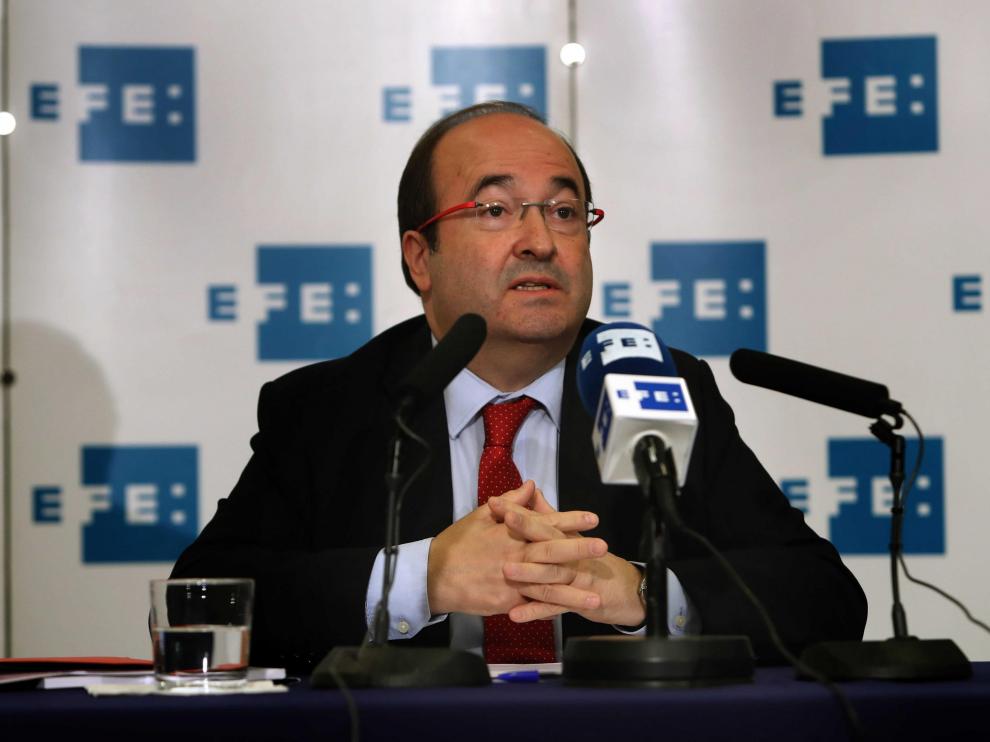 El candidato del PSC a la presidencia de la Generalitat, Miquel Iceta, durante la rueda de prensa que ha ofrecido en la sede de la Agencia Efe en Barcelona.