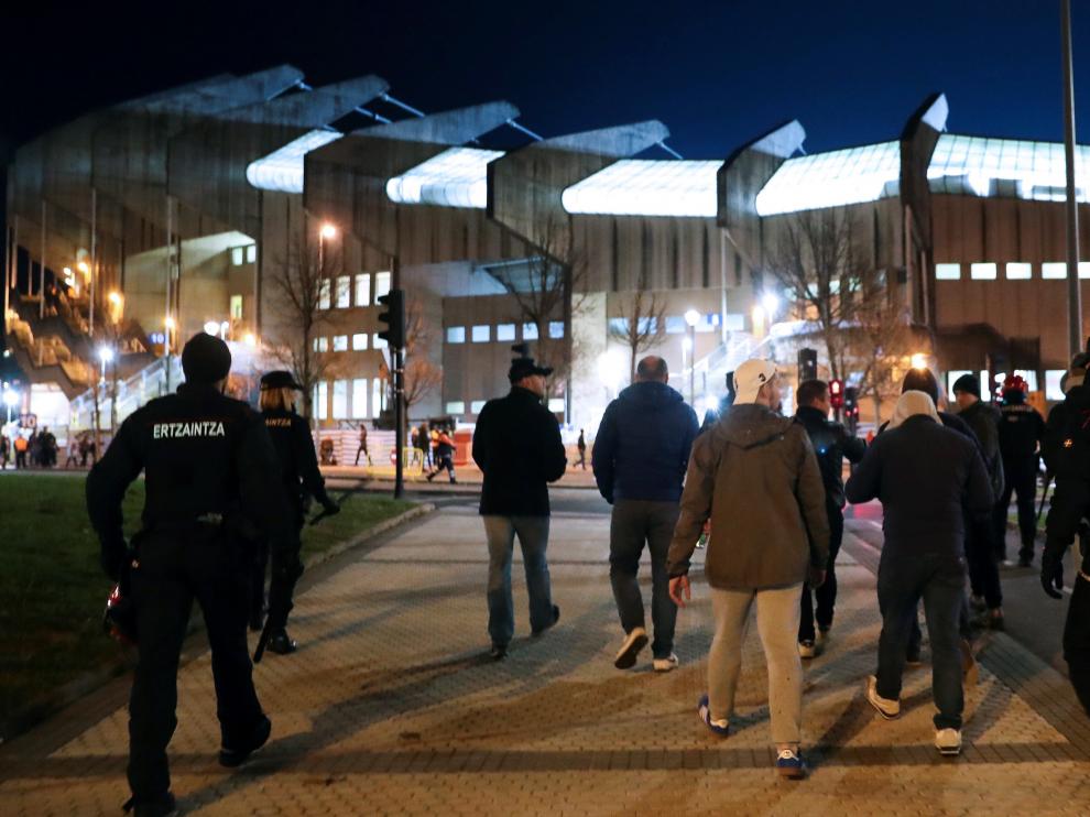 Agentes de la Ertzaintza escoltan a varios aficionados del Zenit de San Petersburgo, momentos antes del encuentro de la Liga Europa ante la Real Sociedad, en el estadio de Anoeta de San Sebastián.