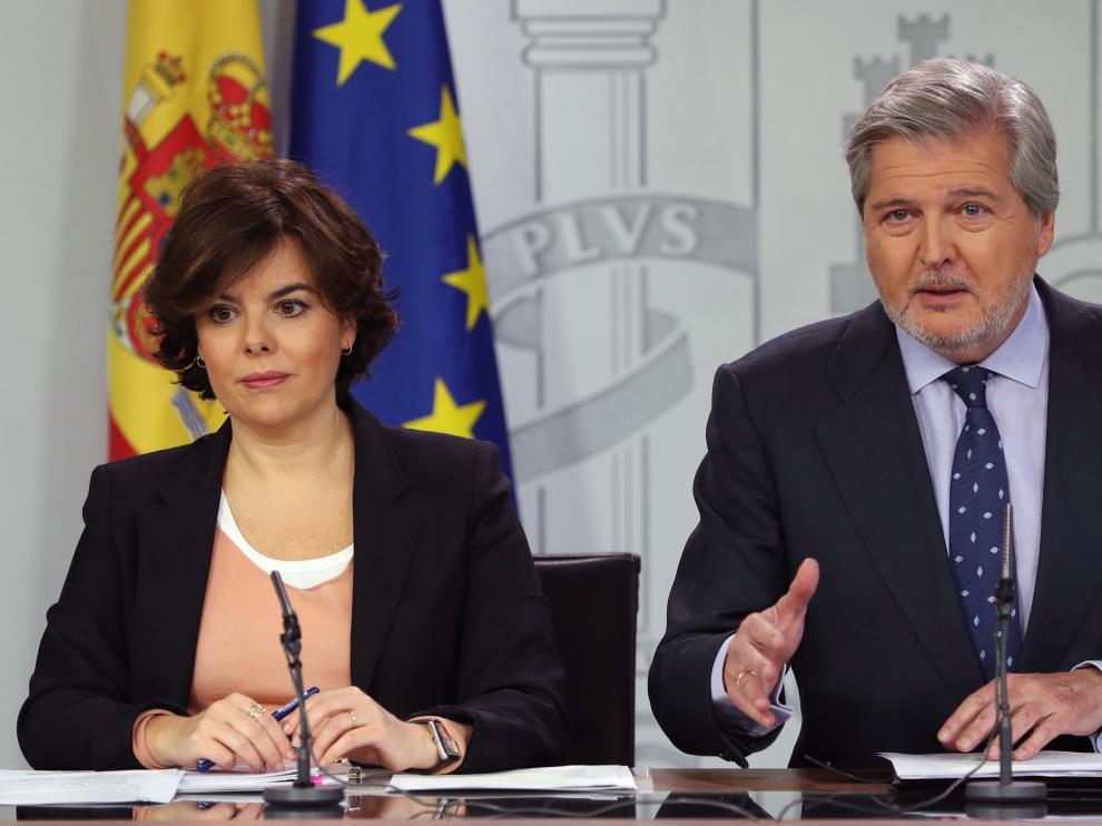 El ministro Íñigo Méndez de Vigo, junto a la vicepresidenta, ayer, tras el Consejo de Ministros.