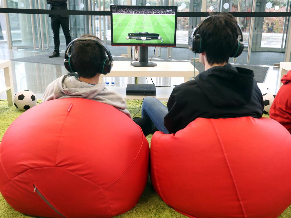 Unos jóvenes participan en el certamen de videojuegos Fun & Serious Games Festival, que ha arrancado esta mañana en Bilbao con colas para entrar y con dos juegos que han acaparado la atención: el "Horizon zero Dawn", de Sony, "The legend of Zelda", de Link para Nintendo.
