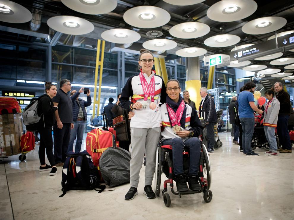 María Delgado y Teresa Perales, este sábado en el aeropuerto de Barajas.