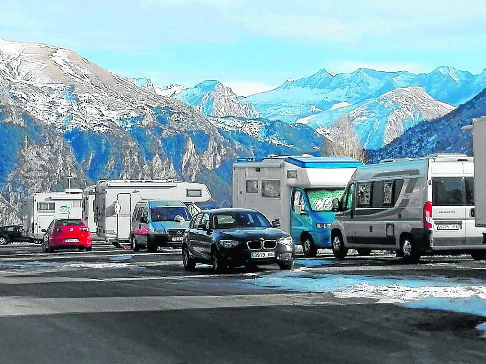 El suelo elegido. El aparcamiento de autocaravanas pegado a Formigal se urbanizará ahora para levantar 66 viviendas. El Inaga señaló hace dos meses que esta modificación del Plan General no requiere una evaluación ambiental estratégica, puesto que parte del suelo está parcialmente urbanizado, "en continuidad con el núcleo de Formigal", no requiere nuevas infraestructuras ni afecta al entorno natural.