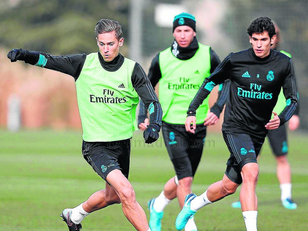 Vallejo, a la derecha, en un entrenamiento del Real Madrid.