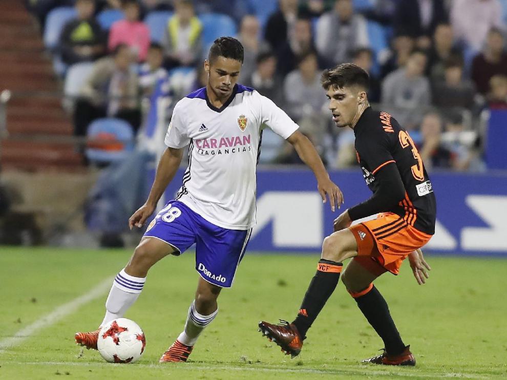 Raí Nascimento, en una jugada del partido Real Zaragoza-Valencia de Copa en La Romareda, ante Nacho Vidal.