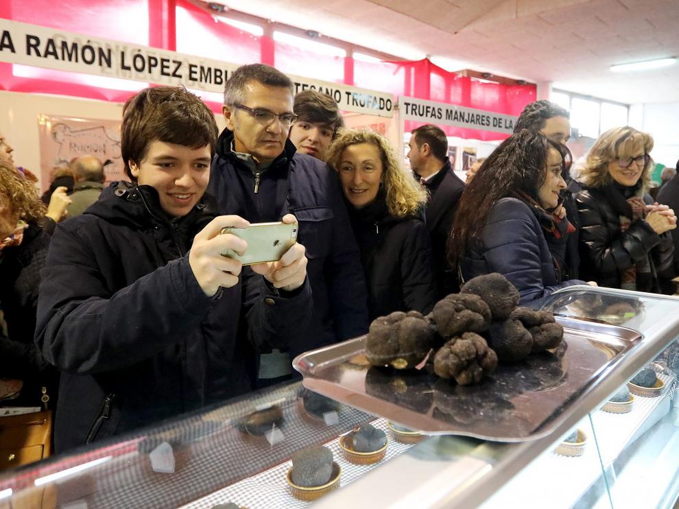 La Feria de la Trufa de Sarrión abrió ayer sus puertas con la presencia de numeroso público.