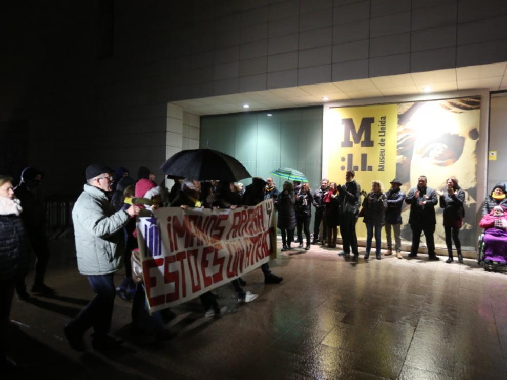 Primer acto de protesta ante el Museo de Lérida