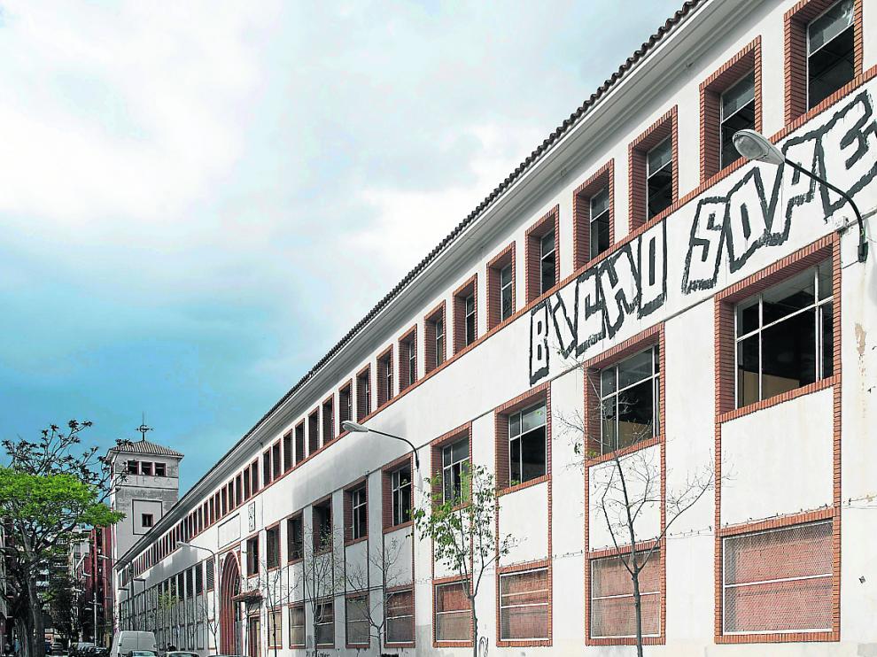 Fachada de las naves de la antigua factoría de Giesa en la calle de San Joaquín, en Las Fuentes.
