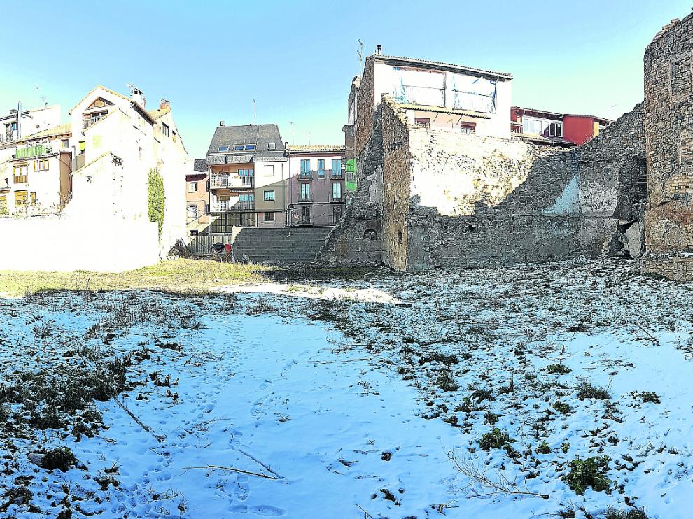 Vista actual de los terrenos donde se construiría la futura plaza Mayor de Jaca.