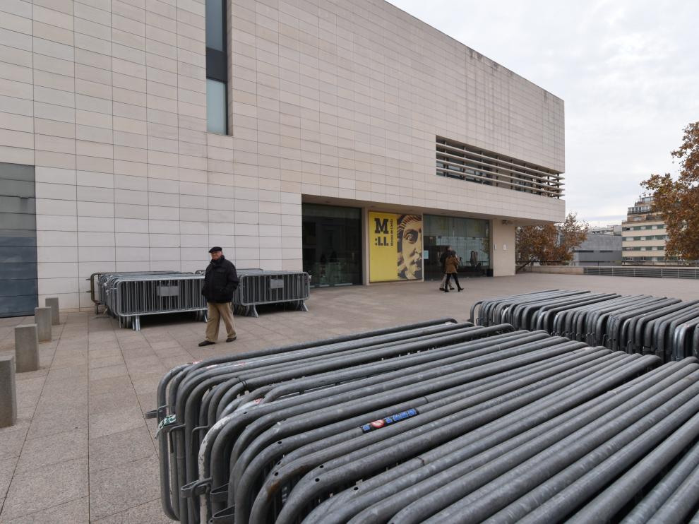 Descargan vallas de seguridad junto al Museo de Lérida para el traslado de las obras de Sijena