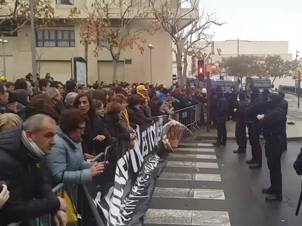 Más de un centenar de personas, concentrados a las puertas del Museo de Lérida