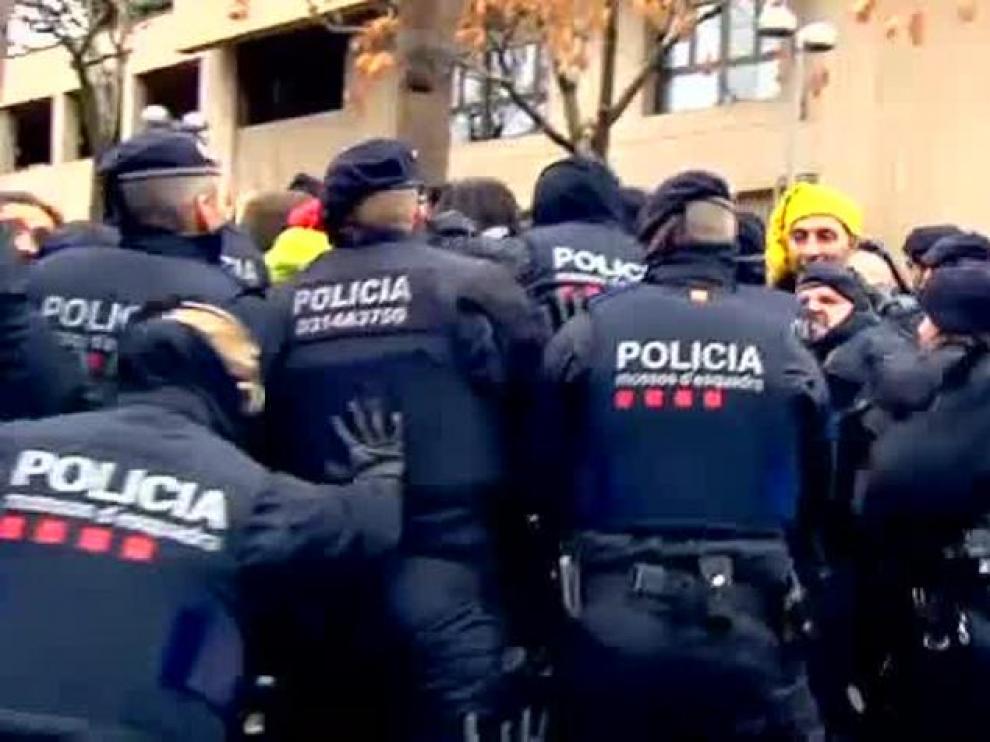 Los Mossos desalojan a los independentistas en el traslado de las obras de Sijena