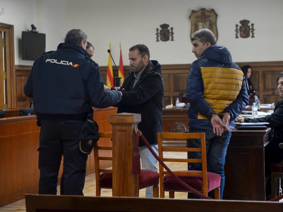 El Fatmi Chafnaje -a la izquierda- y Rachid Lioumouri, a su llegada a la primera sesión del juicio