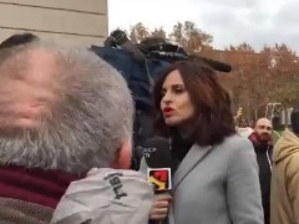 La periodista Marimar Cariñena es increpada en una de las conexiones desde el exterior del Museo de Lérida.