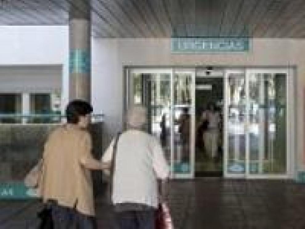 Entrada al servicio de Urgencias del Hospital Miguel Servet.