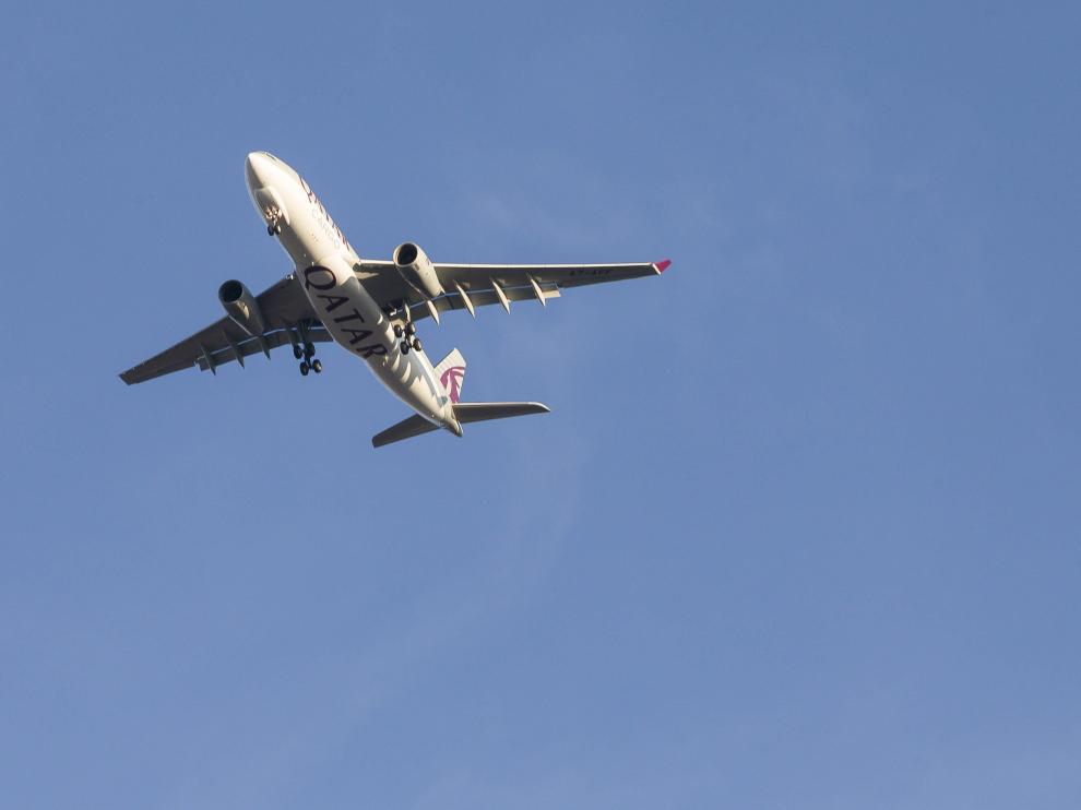 Un avión de carga llegando al aeropuerto de Zaragoza.