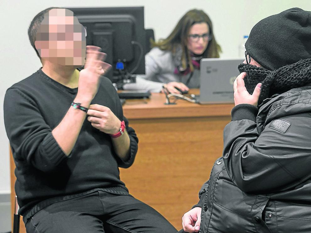 Iván José M. H., a la derecha, declaró en el juicio asistido por un intérprete puesto que es sordomudo.