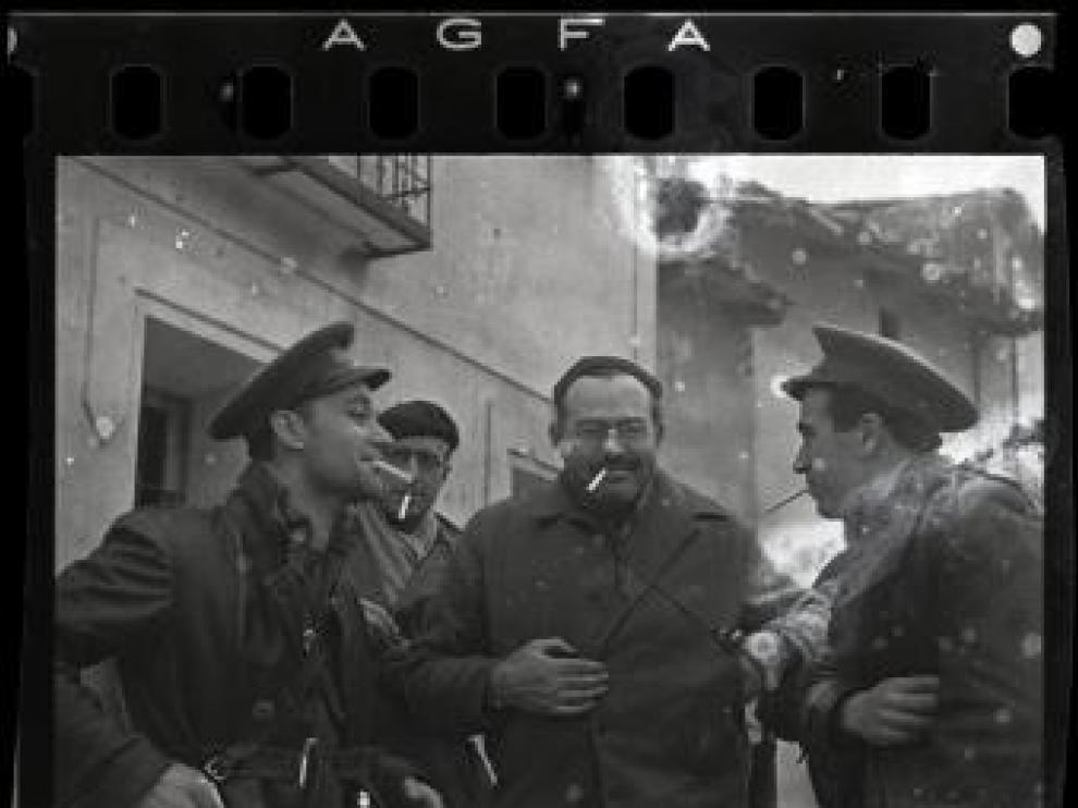 El escritor Ernest Hemingway, fotografiado por Robert Capa en Teruel.