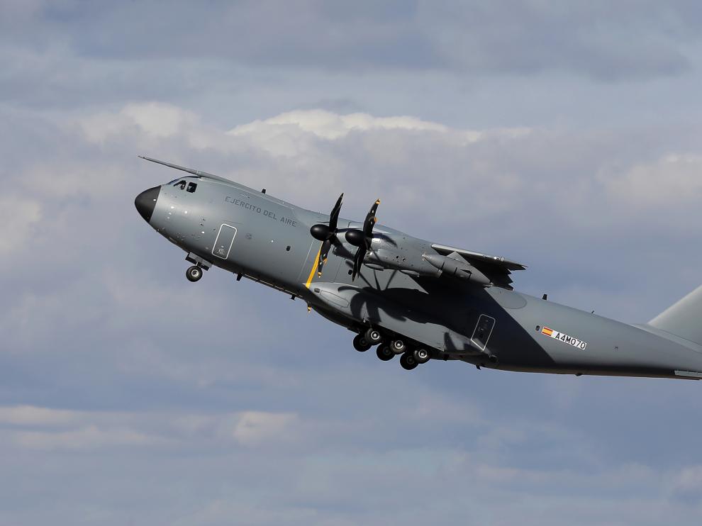 Imagen del primer vuelo del nuevo A400M en Sevilla, que lleva Pods para suministrar combustible.
