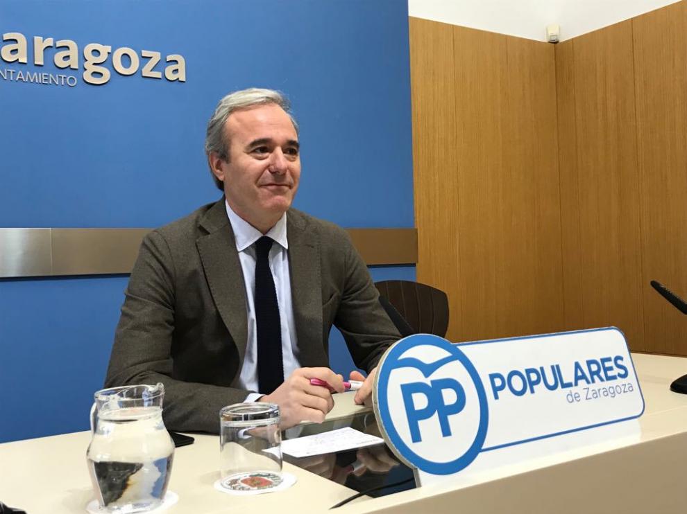 El portavoz del PP, Jorge Azcón, en su rueda de prensa de hoy.