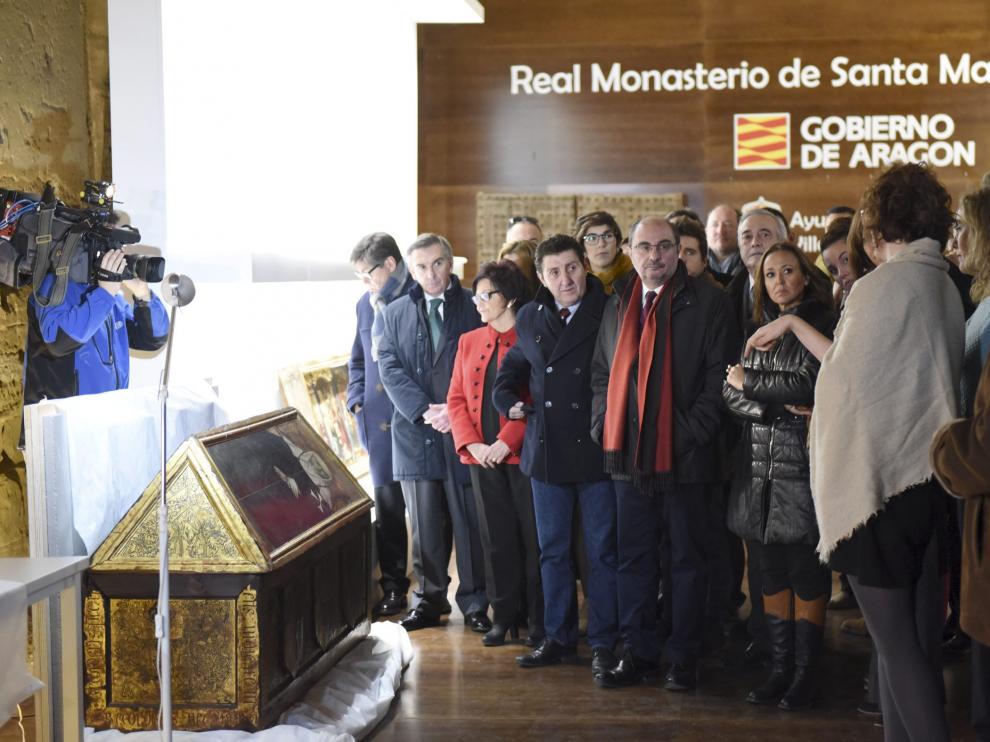 Una amplia delegación de todos los partidos, con el presidente Lambán a la cabeza, visitó este martes el monasterio de Sijena.