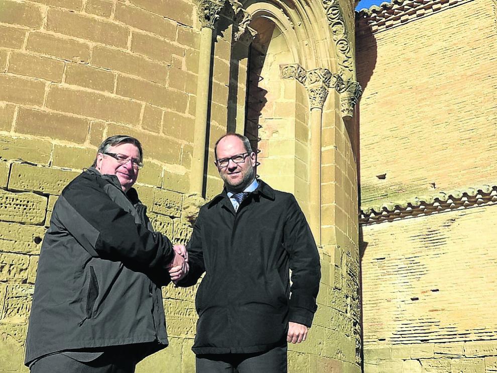 Jorge Español, abogado de Sijena, y Alberto Gimeno, letrado de la DGA, ayer junto al monasterio.