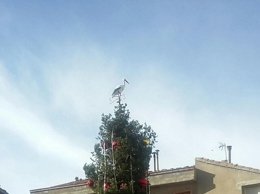 El árbol de Navidad de La Puebla de Valverde, con la cigüeña en lo más alto
