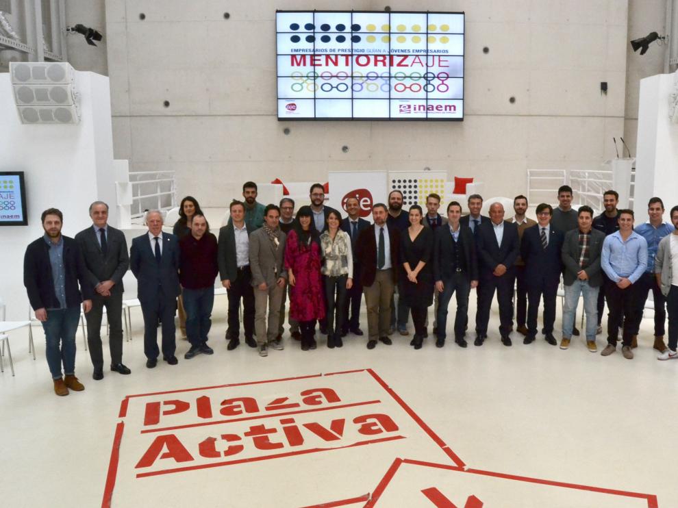 Mentores y mentorizados en la foto de familia hoy en Zaragoza Activa