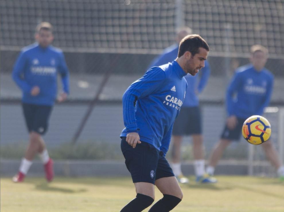 Mikel González juega la pelota en un entrenamiento en la Ciudad Deportiva.