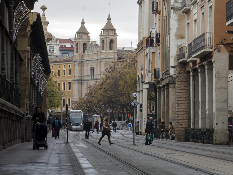 La llegada del tranvía cambió, una vez más, la fisonomía de la avenida de César Augusto en su tramo inicial, lo que redujo la presencia de vehículos privados.