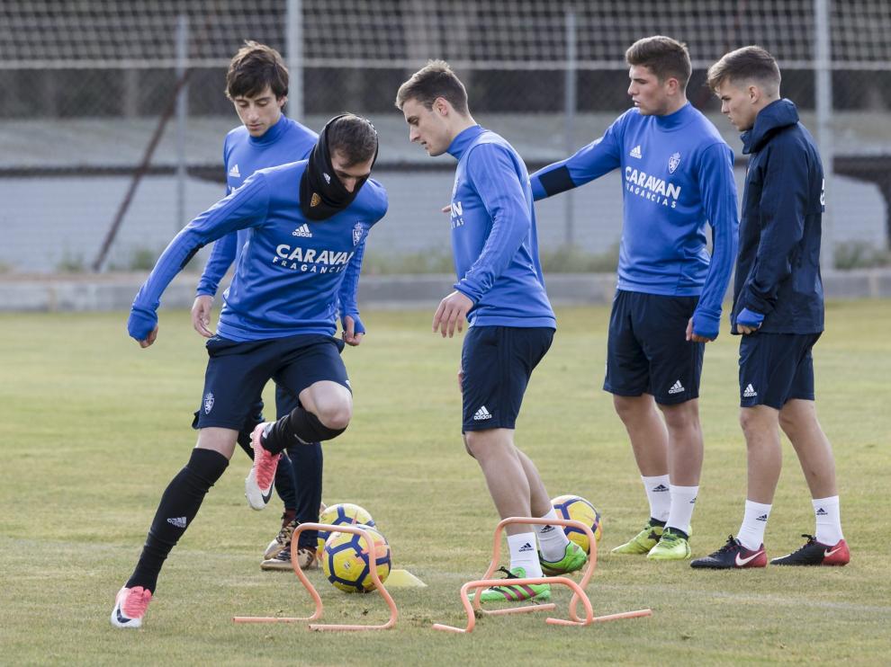Los futbolistas del Real Zaragoza realizan un ejercicio en el entrenamiento de ayer.