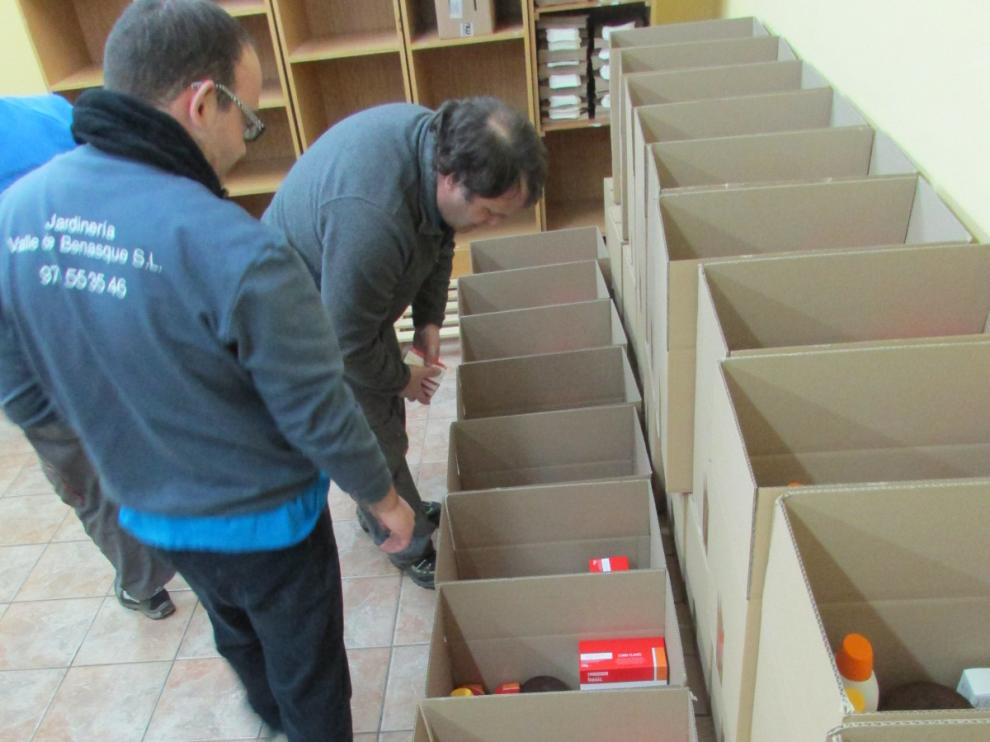 Reparto de lotes de productos de primera necesidad.
