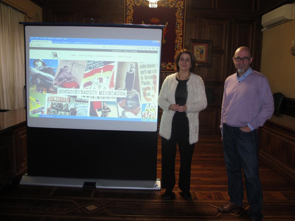 La alcaldesa, Emma Buj, y el arquitecto Amador Guillén, durante la presentación de la web.