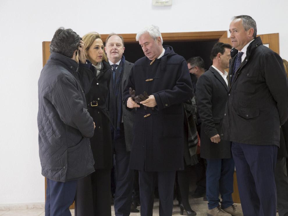 Gustavo Alcalde junto a la subdelegada del Gobierno en Huesca, María Teresa Lacruz, durante su visita al cuartel Sancho Ramírez