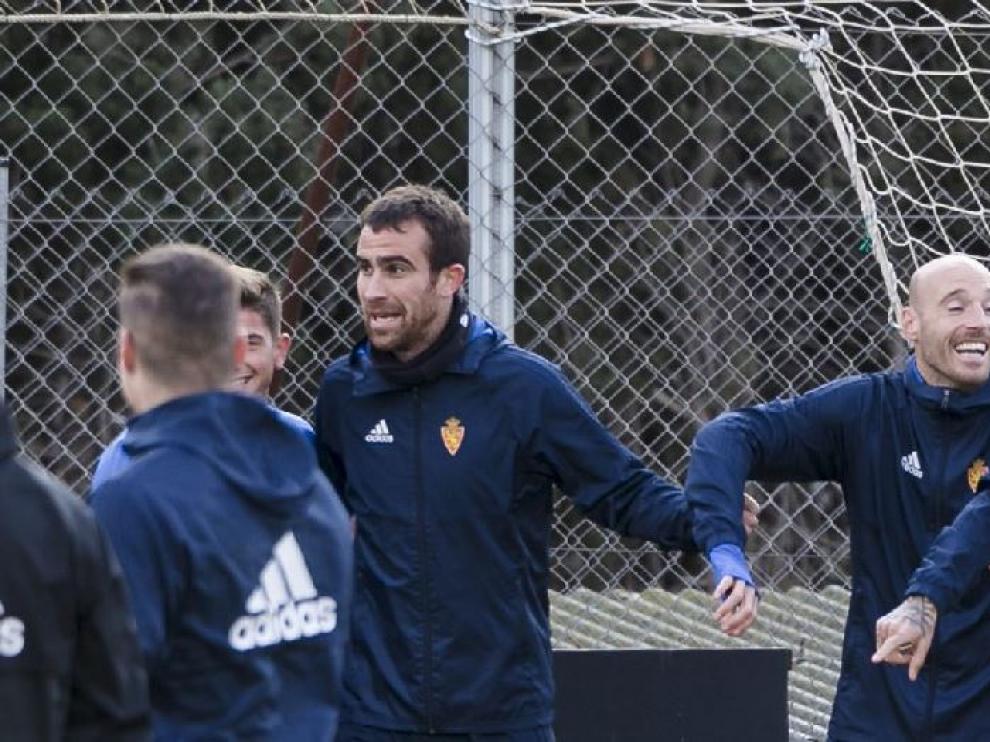 Mikel González y Toquero (a Febas se le ve parte del rostro a la izda.), al inicio del entrenamiento de este viernes.