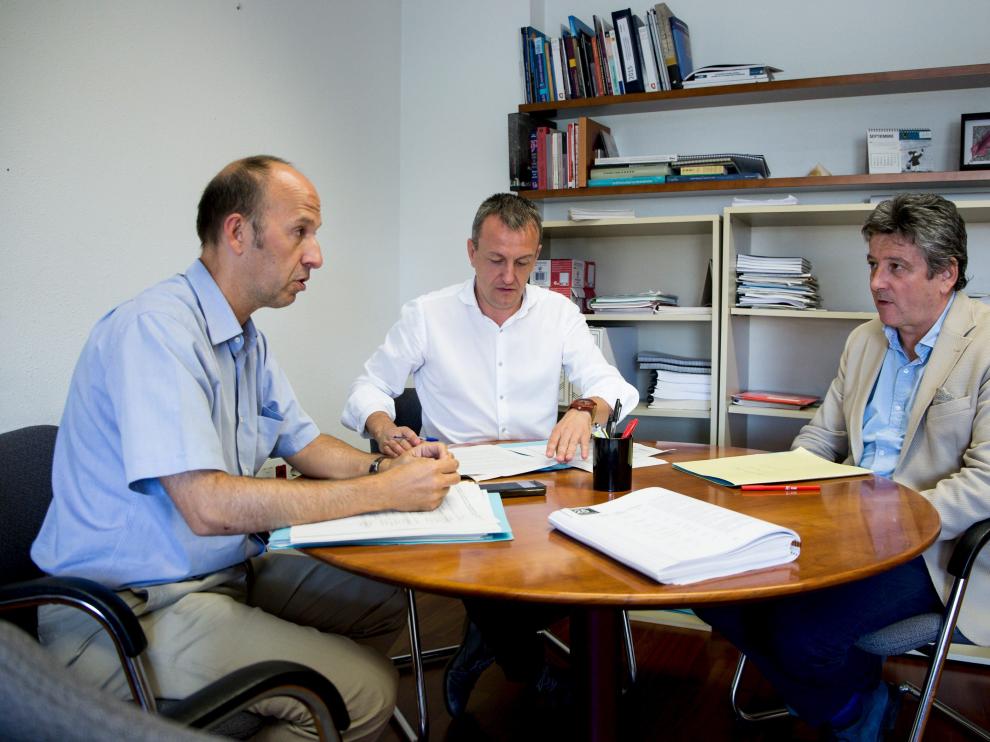 Carmelo Asensio, Fernando Rivarés y Javier Trívez, el pasado septiembre durante la negociación de las ordenanzas fiscales.