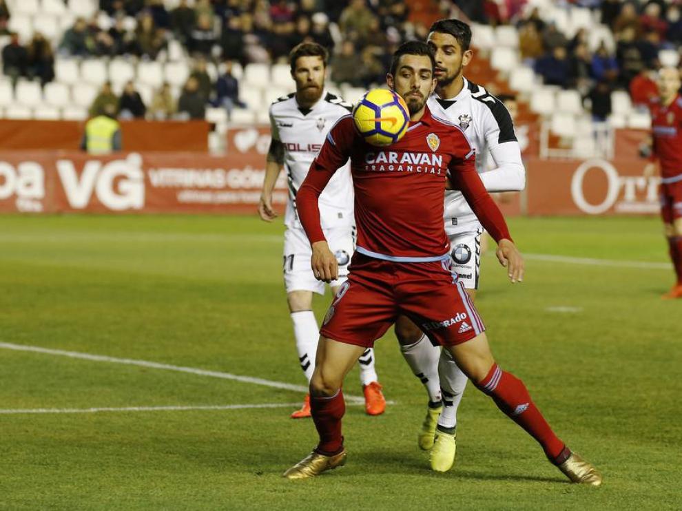 Borja Iglesias controla un balón ante la oposición de varios rivales.