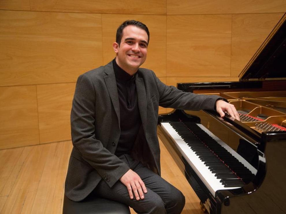Alberto Menjón, sonriente, tras su prueba de piano para la Beca Pilar Bayona.