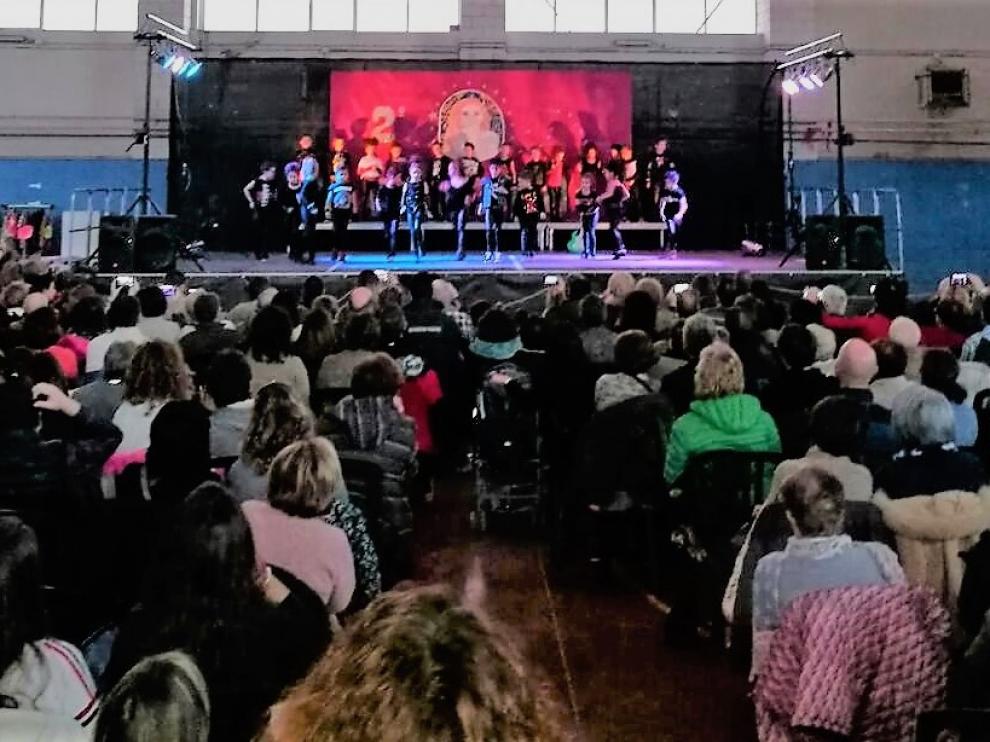 Los escolares durante una actuación en el escenario del pabellón municipal de Aínsa