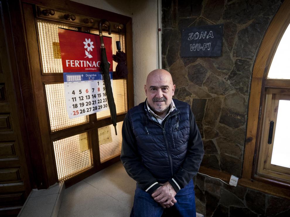 Alberto Báguena, fundador del bar El Arco, junto con el cartel de wifi.