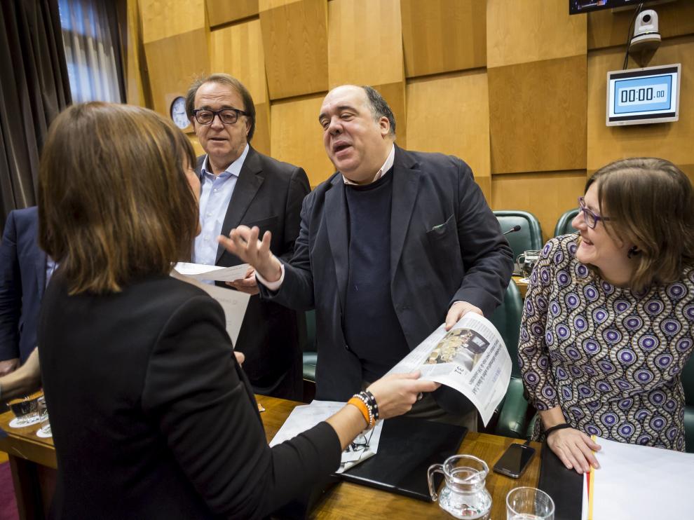 Los socialistas Pérez Anadón, Roberto Fernández y Marta Aparicio, en un pleno municipal.