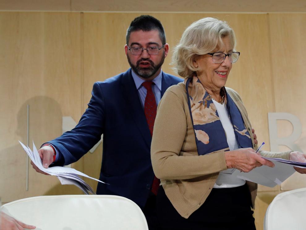 Imagen de archivo de la alcaldesa Manuela Carmena y el ya exconsejero de Economía y Hacienda Carlos Sánchez Mato