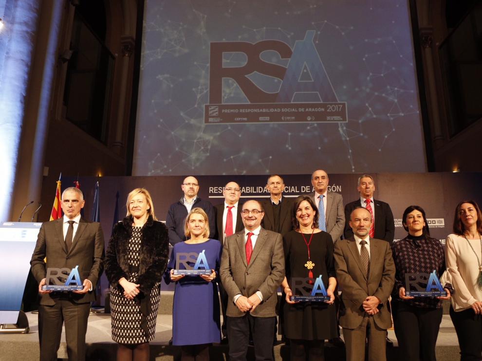 Foto de familia de los premiados en la sala de la Corona del edificio Pignatelli.