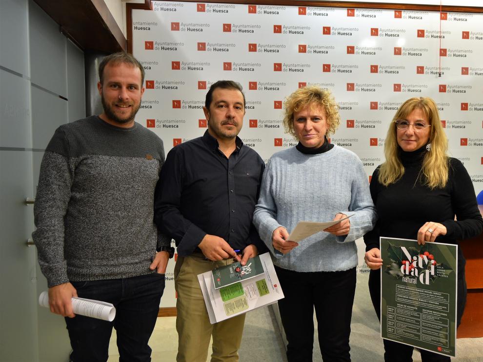 La concejala de Medio Ambiente de Huesca, Carmen García (segunda por la derecha), con trabajadores del área en la presentación de la programación del Aula Verde Berta Cáceres