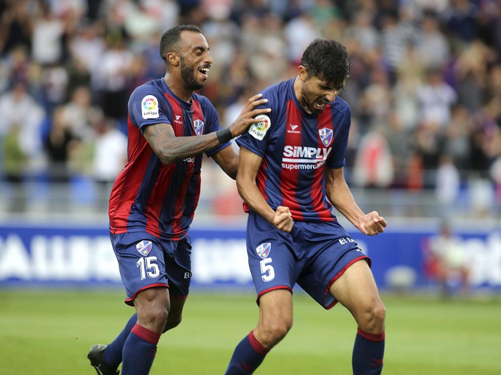 Carlos Akapo y Juan Aguilera celebran un tanto del segundo en la presente temporada 2017/2018.