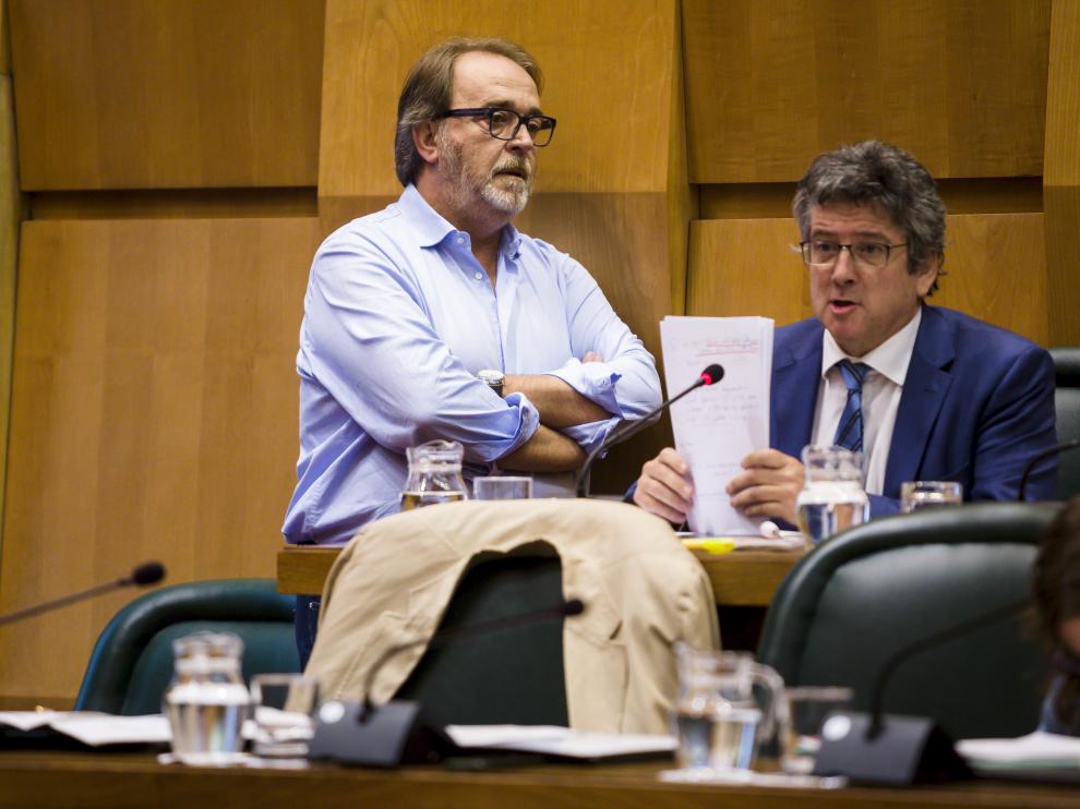 Los socialistas Carlos Pérez Anadón y Javier Trívez charlan en un receso del último pleno municipal.