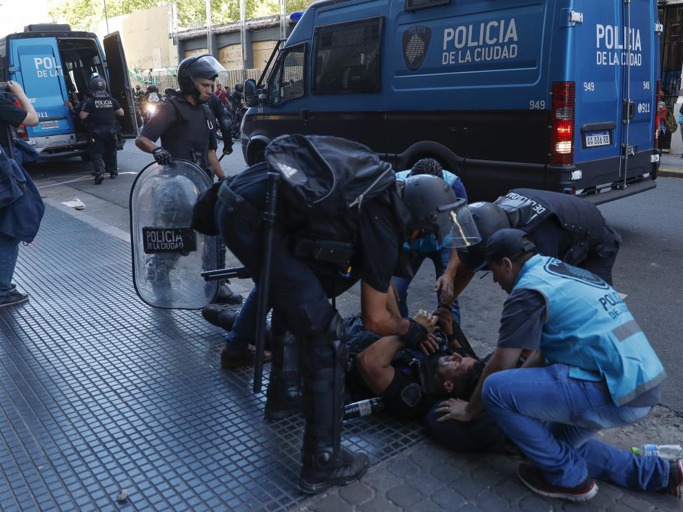 Un agente de policía herido durante las protestas por la reforma de las pensiones en Buenos Aires