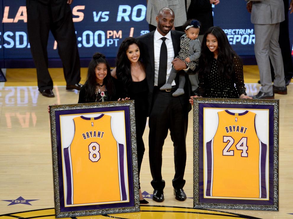 Kobe Bryant, con su familia en el emotivo homenaje de los Lakers.