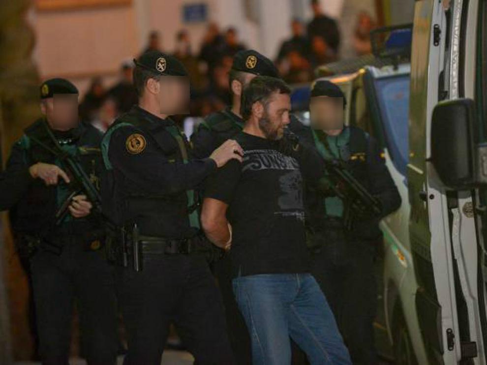 Igor el Ruso entra en el furgón policial tras confesar los crímenes ante la juez este domingo.