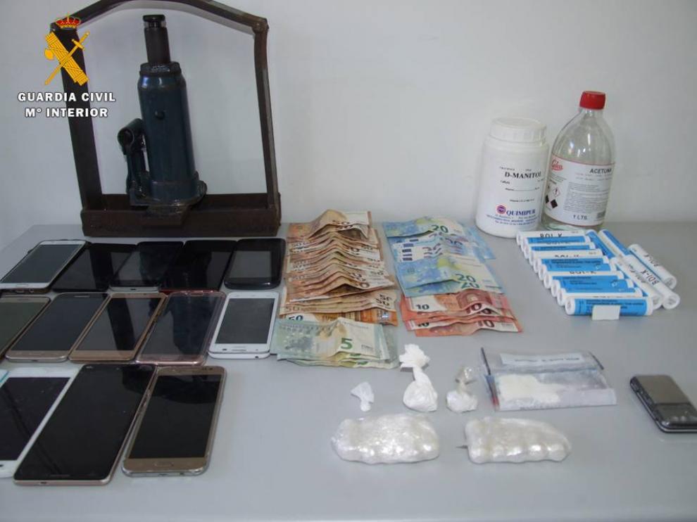 Sustancias y objetos intervenidos a la banda desarticulada en Caspe.