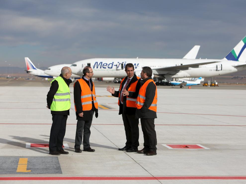 Se estrena la nueva plataforma de estancias cortas. El año 2017 se cierra en el aeropuerto con la apertura ayer de una nueva plataforma destinada a estancias cortas que cuenta con una superficie de 27.000 metros cuadrados. El consejero José Luis Soro visitó las instalaciones, capaces de albergar temporalmente 26 aviones.